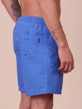 Short de baño tipo volley de color verde claro, con cintura elástica y cordón ajustable. Cuenta con un diseño liso y minimalista.