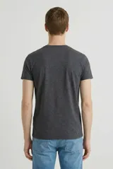 Remera de cuello redondo y manga corta, confeccionada en algodón de alta calidad con un diseño liso y corte clásico.