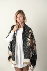 Pashmina estampada con diseño de hojas y rombos, muy suave.