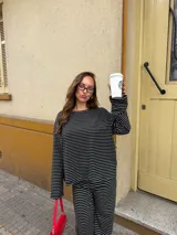 Conjunto de dos piezas de viscosa rayada en color azul marino y blanco, compuesto por un buzo de manga larga de corte holgado y un pantalón ancho tipo palazzo con cintura elástica.