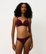 Kit de dos bombachas tipo bikini hilo de microfibra, con diseño liso y ajuste suave. Incluye una prenda en color bordó y otra en color beige, ambas con detalle de logo pequeño en el lateral.