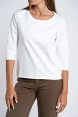 Remera de algodón con elastano, color negro, con mangas 3/4 y cuello redondo. Presenta un calce al cuerpo y está confeccionada en algodón peinado suave y resistente.