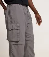 Pantalón cargo negro de corte recto con bolsillos laterales tipo cargo. Presenta cintura elástica con cordón de ajuste y sistema de tiradores en la parte inferior para regular el largo, permitiendo convertirlo en bermuda.