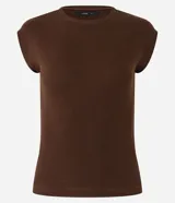 Blusa femenina de Cortelle confeccionada en tejido rib de algodón con elastano. Presenta cuello redondo, diseño sin sisa y ajuste al cuerpo.