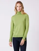 Polera de tejido fino, color rosado, con cuello alto, manga larga y detalle de tajo en los puños.