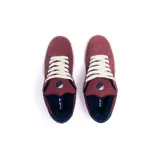 Championes urbanos Öus modelo Cuoro, color bordó con detalles en blanco y azul marino. Confeccionados en gamuza y malla, con logo lateral característico y suela de goma blanca.