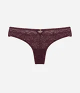 Bombacha tipo bikini confeccionada en encaje con textura floral y transparencias delicadas. Presenta un diseño elegante con acabado suave en la cintura y piernas, y forro interior de algodón.