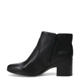 Botas de caña baja marca Bottero, confeccionadas en cuero negro con textura granulada. Presentan punta redondeada, cierre lateral y taco cuadrado de altura media.