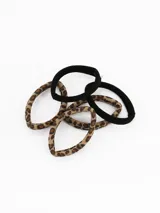 Pack de cinco coleros elásticos para el cabello, con diseño combinado en colores negro liso y estampado animal print.