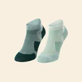 Pack de dos pares de medias deportivas de corte bajo, confeccionadas en tejido técnico con diseño ergonómico y zonas de refuerzo en puntera y talón. Presentan una combinación de tonos verdes con texturas diferenciadas para mayor soporte.