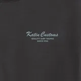 Buzo de cuello redondo color negro, con diseño de manga larga y puños elásticos. Presenta un pequeño logo estampado en el pecho.