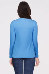 Buzo de manga larga color azul, con cuello redondo y textura de punto fino.