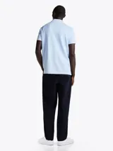 Chomba celeste de algodón orgánico y elastano, de corte regular, con cuello de chomba, cartera de 2 botones y logo gráfico de Tommy Hilfiger bordado en el pecho.