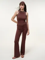 Musculosa de tela rib color marfil, con escote nadador, corte ajustado al cuerpo y costuras a contratono en color marrón.