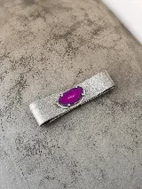 Cinturón de cuero plateado con textura sutil, con hebilla decorada con una piedra natural en tonos fucsia y violeta con montura metálica.