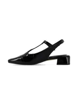 Zapatos destalonados Rosma de cuero charol negro, con diseño tipo T-strap, puntera cuadrada, taco cuadrado bajo y detalles perforados estilo brogue.