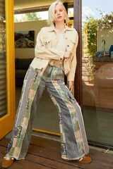 Chaqueta de pana color beige, con corte oversize, cuello clásico, cierre frontal con botones metálicos y ruedo deshilachado.