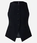 Chaleco sastre estructurado de corte femenino, con escote redondo y cierre frontal mediante botones. Presenta un diseño con recortes que definen la silueta y bolsillos laterales simulados.