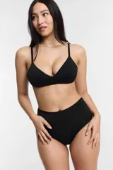 Bombacha de tiro alto color negro, confeccionada en microfibra suave y elástica, con fundillo de algodón.