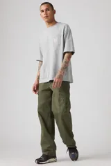 Pantalón cargo holgado color verde militar, con bolsillos laterales y perneras anchas.