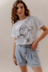 Remera blanca de algodón con estampado de globo aerostático estilo boceto con detalles brillantes.