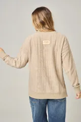 Sweater celeste de punto con escote en V y mangas largas.