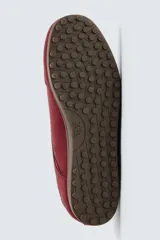 Zapatilla de cordones de estilo retro, con parte superior de serraje color bordó y detalles en piel lisa color rojo. Suela ultrafina de goma en tono marrón oscuro.