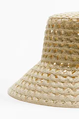 Sombrero de paja de papel trenzada con diseño calado, copa plana y ala ancha inclinada.