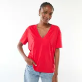 Camiseta de manga corta color rojo, con cuello de pico y corte estándar.