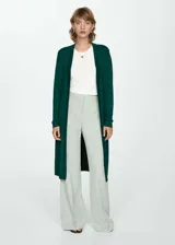 Cardigan largo de punto fino, color verde oscuro, con diseño recto, cuello en pico y manga larga sin cierre.