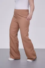 Pantalon de corte recto y tiro alto, confeccionado en tela de poliester de color marron.