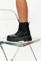 Botas de lluvia tipo chelsea de acabado brillante, con suela track gruesa y elásticos laterales a tono.