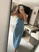Vestido largo celeste de jean con breteles finos y escote en V.