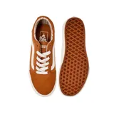 Championes Vans modelo Ward Platform, color marrón con suela de plataforma blanca y la clásica franja lateral en color blanco.