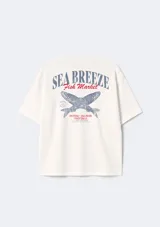 Remera de manga corta color blanco con estampa gráfica en la espalda que incluye el texto Sea Breeze Fish Market y un diseño de peces cruzados.
