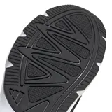 Championes Adidas Crazy Chaos 2000, color negro con detalles en blanco y las tres tiras laterales plateadas.