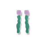 Par de aros colgantes con base cuadrada rosa y pieza colgante ondulada roja.