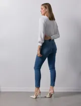 Jean elastizado de tiro alto, marca One Five One. Modelo skinny al tobillo, con pretina con pasadores, cierre y botón metálico. Tres bolsillos delanteros y dos traseros.