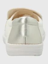 Zapatilla tipo slip-on de diseño casual, confeccionada en textil color beige con suela de EVA flexible y liviana. Presenta un diseño cerrado con tecnología ZeroG para mayor comodidad.