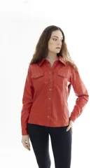 Camisa de cuero vacuno genuino color beige, de estilo Western, con bolsillos de parche con solapa en el pecho, costuras pespunteadas a contratono y botones metálicos frontales.