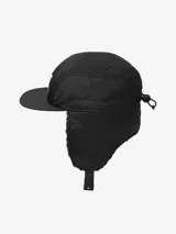 Gorra tipo cap de Carhartt en color negro, confeccionada en nylon resistente con paneles laterales de sherpa para mayor abrigo y cubreorejas integrados. Presenta el parche de la marca en el frente.