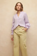 Pantalón negro de vestir, de corte recto y tiro alto, con pinzas y bolsillos laterales.