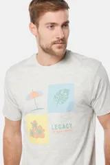 Remera gris de manga corta con estampado de sombrilla, hoja de palmera y flores en recuadros.