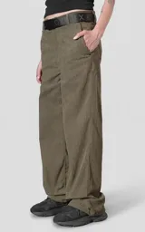 Pantalón recto de corderoy color verde militar, con bolsillos laterales y traseros, presillas para cinturón y cierre frontal con botón.