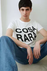 Remera negra de algodón con estampa frontal con la leyenda "COSA RARA" en color blanco, de corte holgado y mangas cortas.