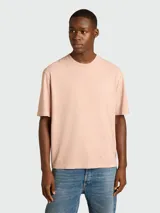 Remera de algodón color rosa pálido, con cuello redondo y mangas cortas, corte holgado.