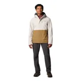 Campera impermeable Columbia modelo Hikebound II Jacket, con diseño en bloques de color beige en la parte superior y marrón claro en la inferior. Cuenta con capucha ajustable, cierre frontal, bolsillos con cremallera y tecnología Omni-Tech.