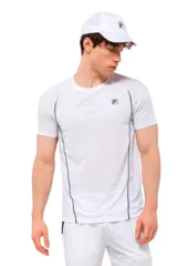 Remera Fila Match de manga corta en color blanco, con cuello redondo y costuras decorativas en color oscuro a los lados. Presenta el logo de la marca en el pecho.