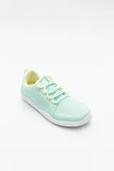 Zapatilla minimalista tipo barefoot de color verde menta, con diseño de suela plana y flexible, confeccionada en material textil transpirable con cordones a tono.
