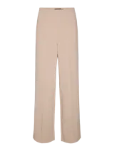 Pantalón de vestir color beige, de corte recto y pierna ancha, con detalle de pinzas al frente.